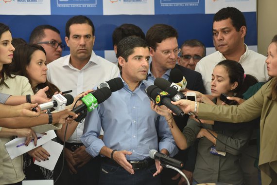 O prefeito ACM Neto negou nesta quarta-feira informação de que sua candidatura ao Governo da Bahia estaria sujeita à candidatura do prefeito de São Paulo, João Dória (PSDB), à presidência da República; publicação da Folha de São Paulo disse que ACM desistirá de disputar o Executivo baiano se o PSDB decidir lançar o governador de São Paulo, Geraldo Alckmin, ao pleito pelo Planalto; "Minha candidatura ou não a governador da Bahia não está vinculada a nenhuma questão nacional, mas estritamente às questões locais de Salvador e do estado da Bahia. As coisas passam pelo contexto local, e não por quem será ou não o candidato a presidente. Até porque não temos a priori nenhum compromisso prévio de apoiar o candidato do PSDB", afirmou o democrata em entrevista coletiva