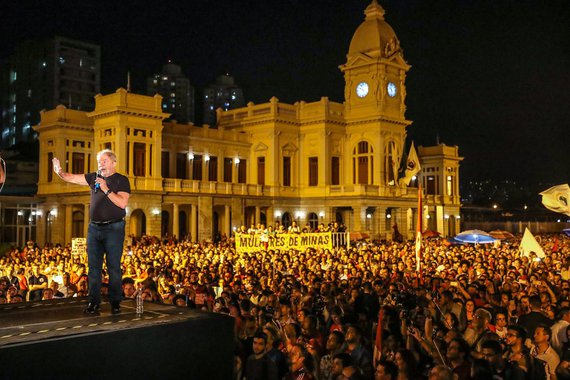 Ainda há tempo para deter a marcha da insensatez iniciada no Brasil há cerca de três anos quando determinados grupos de comunicação, liderados pela Globo, colocaram em marcha a chamada "delenda Lula". Desde então, grandes obras de infraestrutura foram paralisadas, empreiteiras quebraram, um milhão de trabalhadores perderam seus empregos na construção pesada, uma presidente legítima foi afastada, o povo perdeu a confiança na democracia e uma quadrilha foi instalada no poder. Como resultado, a economia brasileira encolheu quase 10%. E Lula, o objeto dessa caçada midiática e judicial, se mantém resiliente e de pé, diz Leonardo Attuch, editor do 247