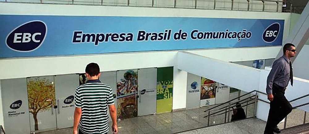 Jornalista Matheus Pichonelli, do The Intercept, traz relatos de funcionários da Empresa Brasil de Comunicação, responsável pela gestão da Agência Brasil, da TV Brasil e de emissoras de rádio, sobre a atuação a empresa no governo de Michel Temer; segundo o Sindicato dos Jornalistas Profissionais do Distrito Federal, além de ter promovido a censura e o desmonte dos veículos públicos de comunicação com um "ataque frontal à lei que estabeleceu a comunicação pública federal", a atual direção acelerou a imposição de uma linha editorial governista dentro da EBC, sem espaço para o contraditório 