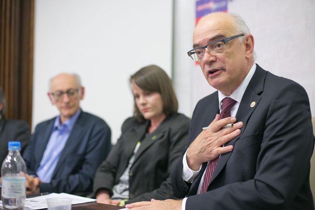Quem afirma é o reitor da UFRGS, Rui Vicente Oppermann; no caso da maior universidade do Estado, o orçamento caiu de R$ 193 milhões em 2016 para R$ 178 milhões neste ano – e, em 2016, a verba já era igual à de 2014; “Tivemos que fazer um ajuste doloroso em áreas como serviços, reformas, ou manutenção”, disse o reitor; em 2018, afirmou ele, parte-se de um déficit de R$ 40 milhões em decorrência de dívidas que se acumulam no ano anterior e de sequer a inflação ou o crescimento vegetativo terem sido considerados nas verbas enviadas à universidade; “Existe sim um modelo de país: o do desmonte do Estado social brasileiro”