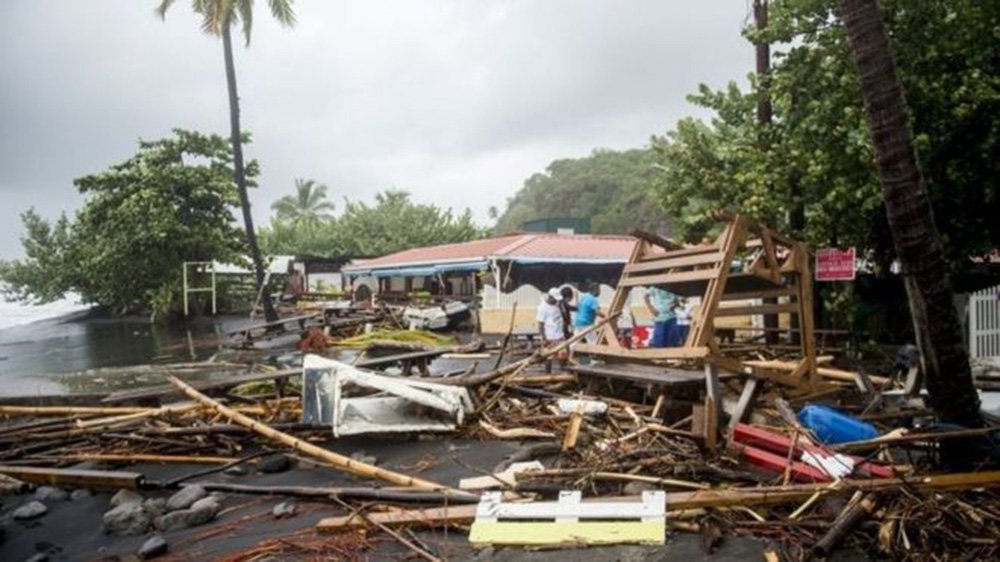 Depois do Irma, agora é o furacão Maria que ameaça o Caribe. Ele devastou a ilha de Dominica nas últimas horas e deixou apenas dois feridos na Martinica; o furacão agora acaba de passar pelo território francês da Guadalupe, segundo as autoridades, com ventos de mais de 250 km/h nesta terça-feira (19); o furacão foi classificado na categoria 5, a mais potente, equivalente ao Irma, que devastou as ilhas de São Martinho e São Bartolomeu