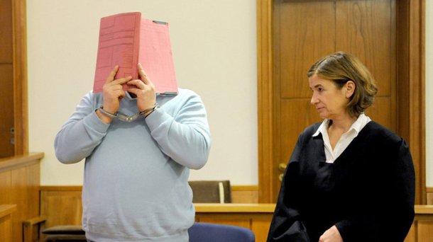 Enfermeiro alemão preso por ter matado dois pacientes é suspeito de ter assassinado ao menos outras 84 pessoas, informou a polícia nesta segunda-feira; se condenado, o homem identificado como Niels H., terá sido um dos maiores assassinos em série da Alemanha; investigadores descobriram os casos adicionais de assassinato depois de exumarem os corpos de 134 pessoas ligadas ao ex-enfermeiro, disse a polícia