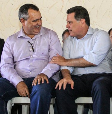 O prefeito de Damolândia, Américo Osório (PMDB), deu as boas vindas à comitiva do Goiás na Frente, nesta quarta-feira, agradecendo o governador Marconi Perillo pelo relacionamento institucional republicano com a administração municipal; com o governador Marconi Perillo ele assinou convênio de R$ 1 milhão e adiantou que R$ 650 mil serão usados na reconstrução de ruas da cidade e o restante – R$ 350 mil – na aquisição de um caminhão compactador de lixo