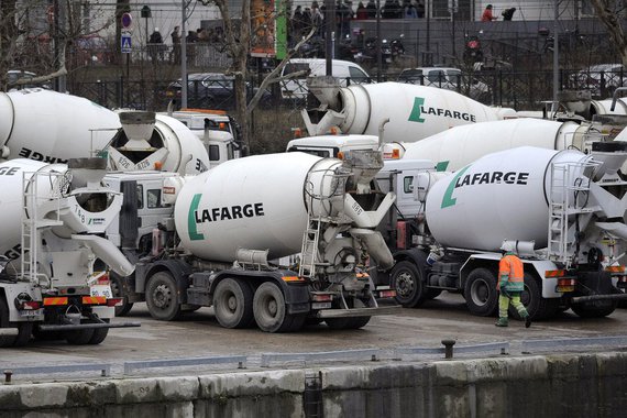Grupo francês de cimentos Lafarge, agora fundido com o Holcim, reconhece que pagou cerca de 20 mil euros ao Estado Islâmico (EI), bem como diversas quantias a outras organizações armadas, em forma de extorsão, para poder manter sua atividade na fábrica de Jalabiya, na Síria, em plena guerra; investigadores não só chegaram à conclusão de que a companhia financiou "indiretamente" grupos terroristas mediante a elaboração de documentos contábeis falsificados, mas também que provavelmente isso foi encoberto por alguns superiores, em particular o que era presidente do grupo, Bruno Lafont