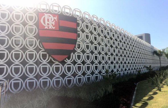 Flamengo entrou com um recurso no Supremo Tribunal Federal (STF) para tentar reverter decisão de abril da Corte que declarou o Sport Club do Recife o único campeão brasileiro de 1987, encerrando 30 anos de disputa judicial; por 3 votos a 1, a maioria da Primeira Turma do STF entendeu que a primeira decisão proferida pela Justiça de Pernambuco, que deu o título ao Sport, transitou em julgado e não poderia ser modificada. No acórdão, ficou estabelecido que o time pernambucano seria o único campeão; recurso foi direcionado ao relator do caso, ministro Marco Aurélio Mello, também presidente da Primeira Turma e autor do primeiro voto contra o Flamengo, apesar de ter ressaltado, durante o julgamento, ser rubro-negro