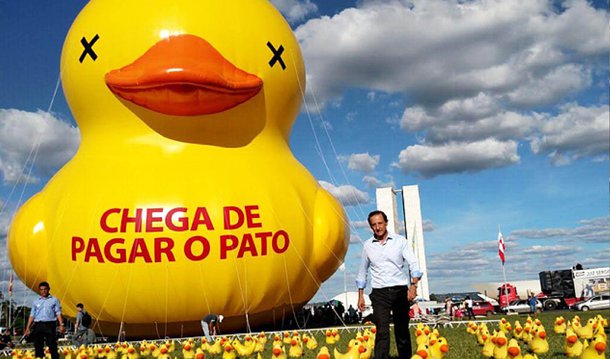 O presidente da Fiesp, Paulo Skaf, criticou o anúncio de aumento de alíquotas do PIS/Cofins, anunciado pelo ministro da Fazenda, Henrique Meirelles; "Não há como concordar com isso. Além da burocracia infernal, dos impostos e alíquotas escorchantes, os Governos ainda aplicam as leis e regras criadas por eles mesmos de maneira errônea e distorcida, sempre para arrecadar mais", disse Skaf em nota à imprensa; "Lutaremos com todas forças para impedir o aumento das alíquotas do PIS e da COFINS. O PATO vai para a rua", avisou 