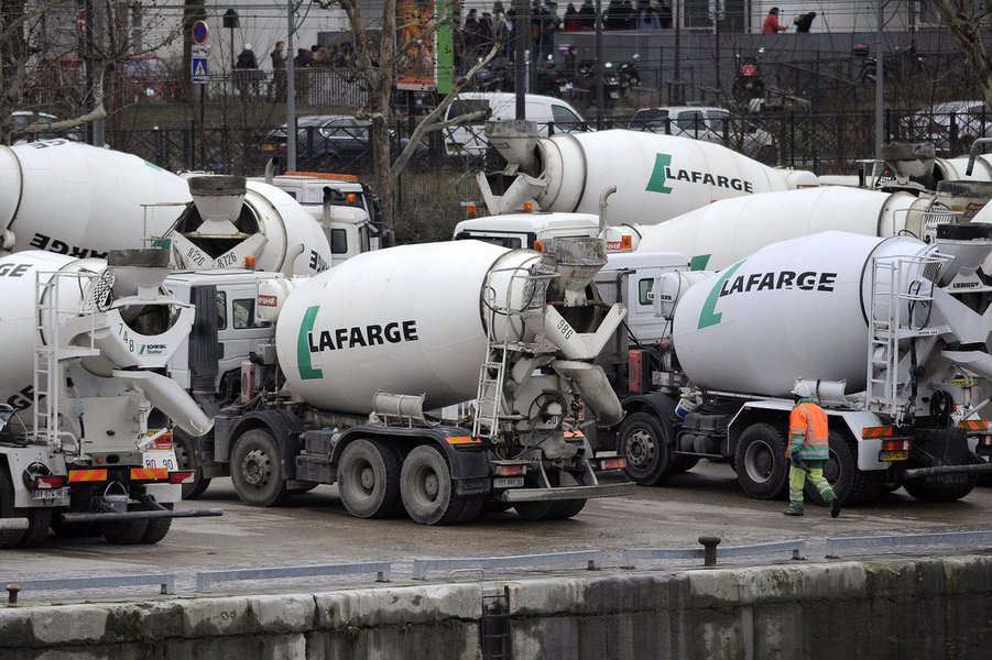 Grupo francês de cimentos Lafarge, agora fundido com o Holcim, reconhece que pagou cerca de 20 mil euros ao Estado Islâmico (EI), bem como diversas quantias a outras organizações armadas, em forma de extorsão, para poder manter sua atividade na fábrica de Jalabiya, na Síria, em plena guerra; investigadores não só chegaram à conclusão de que a companhia financiou "indiretamente" grupos terroristas mediante a elaboração de documentos contábeis falsificados, mas também que provavelmente isso foi encoberto por alguns superiores, em particular o que era presidente do grupo, Bruno Lafont