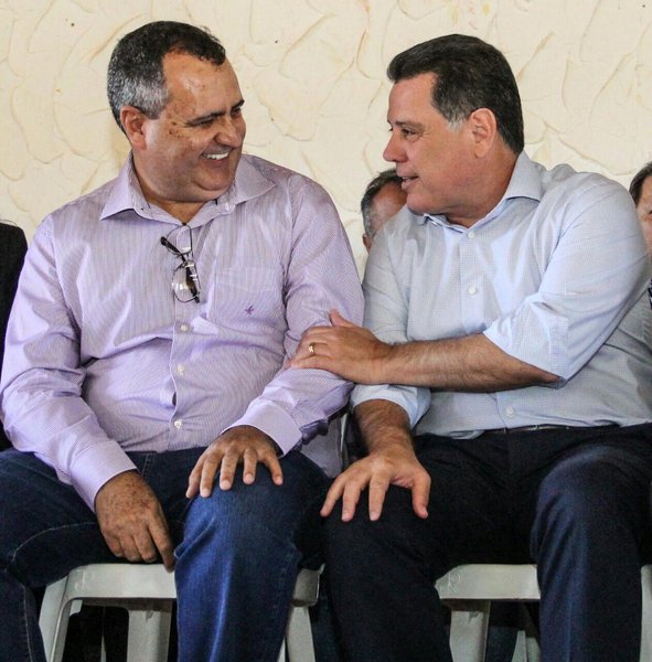 O prefeito de Damolândia, Américo Osório (PMDB), deu as boas vindas à comitiva do Goiás na Frente, nesta quarta-feira, agradecendo o governador Marconi Perillo pelo relacionamento institucional republicano com a administração municipal; com o governador Marconi Perillo ele assinou convênio de R$ 1 milhão e adiantou que R$ 650 mil serão usados na reconstrução de ruas da cidade e o restante – R$ 350 mil – na aquisição de um caminhão compactador de lixo