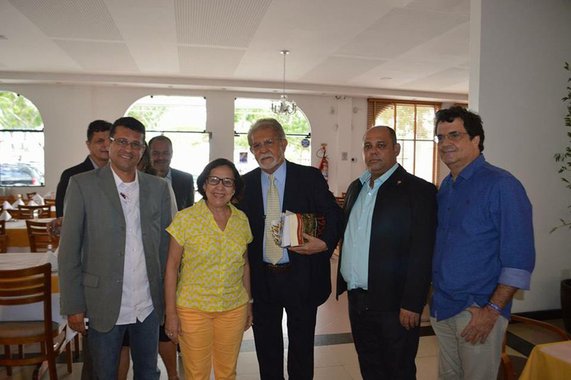 A senadora Lídice da Mata (PSB-BA), durante evento organizado pela Associação Brasileira de Imprensa (ABI), em Feira de Santana, defendeu que o povo brasileiro retome o protagonismo das decisões do país; para ela, por conta da instabilidade e de um presidente com baixa popularidade tomando medidas que prejudicam a população, "a única saída é antecipar as eleições, pois a cada dia há um escândalo e isso tem gerado vários conflitos. A democracia, como o povo decidindo os rumos do País acalmará os ânimos e pacificará a nação"
