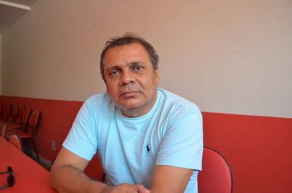"O nosso vigia foi surpreendido por 8 elementos que vieram pichar a sede do partido e tentaram arrombar o portão. Não queremos atribuir e fazer juízo de valor a ninguém. Mas achamos que isso é um atentado à democracia. É o ódio que as pessoas têm, a intolerância, na questão do nosso partido. Mas nós vamos continuar firmes na luta, defendendo os interesses dos trabalhadores", diz o presidente estadual do PT no Maranhão, Augusto Lobato, após os ataques de vandalismo sofridos na quinta (2) na sede do partido em São Luís