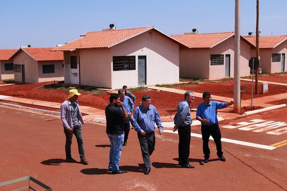 Acompanhado do secretário estadual de Articulação Política Sérgio Cardoso e do prefeito Colemar Cardoso, o presidente da Agência Goiana de Habitação (Agehab), Luiz Stival, fez nesta quinta-feira (28) visita ao Residencial Bandeira, em Guapó, onde serão entregues 300 unidades habitacionais no dia 9 próximo pelo governador Marconi Perillo; fruto de parceria do Governo de Goiás com o governo federal e o município, a construção da primeira etapa do Residencial Bandeira contou com investimentos da ordem de R$ 18,6 milhões