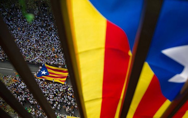 "O principal para a UE não é reconhecer o resultado da votação, é manter a calma no mercado econômico internacional, porque se a Catalunha decidiu não contribuir, se, por exemplo, ficarmos fora da UE, então a Espanha entrará em colapso economicamente e a UE sofrerá. É por isso que eles tentam manter a estabilidade e se acalmarem no mercado econômico", disse Erich Folch, diretor do Partido da Solidariedade da Catalunha