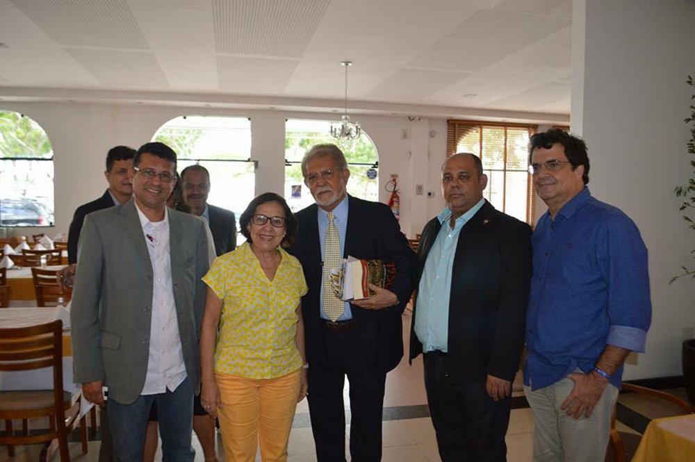 A senadora Lídice da Mata (PSB-BA), durante evento organizado pela Associação Brasileira de Imprensa (ABI), em Feira de Santana, defendeu que o povo brasileiro retome o protagonismo das decisões do país; para ela, por conta da instabilidade e de um presidente com baixa popularidade tomando medidas que prejudicam a população, "a única saída é antecipar as eleições, pois a cada dia há um escândalo e isso tem gerado vários conflitos. A democracia, como o povo decidindo os rumos do País acalmará os ânimos e pacificará a nação"