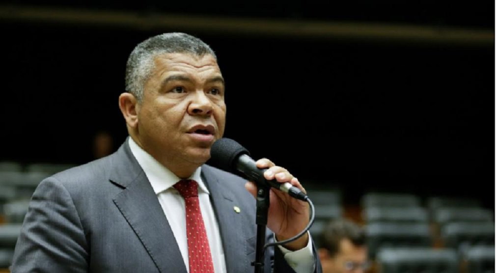 “Cada dia fica mais evidente que o impeachment foi o golpe de uma quadrilha que tomou o poder de assalto. Dilma é uma mulher honrada e era uma presidenta eleita com legitimidade, pelo voto direto. Diante de tudo fica evidente que o processo fraudulento de impeachment precisa ser anulado. Esse governo não tem a menor ideia do que é administrar", afirmou o deputado federal baiano Valmir Assunção (PT), ao comentar as declaração do doleiro Lúcio Funaro