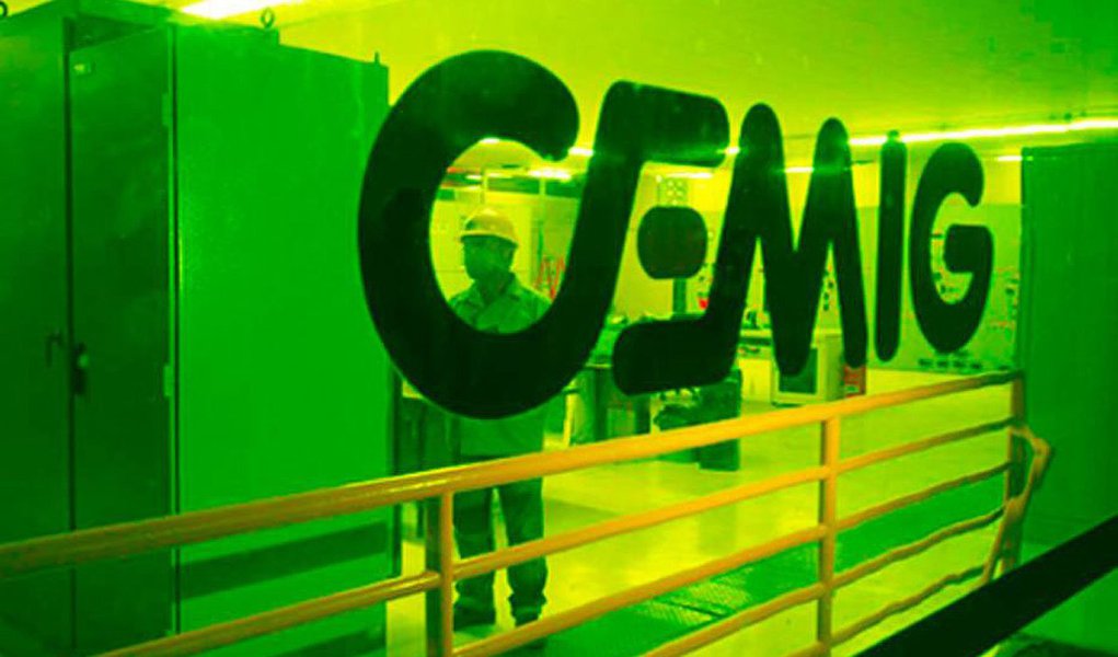 A Cemig deve garantir parte do 13º salário dos servidores estaduais de Minas com R$ 588 milhões, valor que fez o lucro da empresa cair; o governo precisa de aproximadamente R$ 3 bilhões para quitar a folha de pagamento; a concessionária aderiu ao plano de regularização de créditos tributários do Estado, que tem participação de 17% nas ações da empresa, e ganhou 95% de desconto em juros e multas para débitos fiscais atrasados