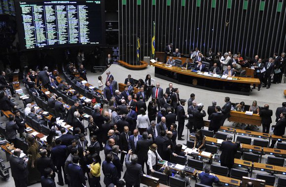 A bancada de Minas Gerais no Congresso Nacional solicitou R$ 857,9 milhões em emendas desde o início do ano, mas o governo Michel Temer pagou apenas R$ 122,5 milhões, que mesmo sendo apenas 15% do valor pleiteado, é fundamental para os parlamentares destinaram dinheiro para suas bases e manterem os nomes em evidência a um ano da eleição de 2018; a liberação dos recursos foi maior entre os meses de junho e julho, período no qual a Câmara dos Deputados analisava a denúncia contra o peemedebista, o primeiro presidente denunciado por corrupção na história do País; com R$ 6,7 milhões de emendas pagas, o deputado federal Marcus Pestana (PSDB-MG), é o líder entre os parlamentares mineiros