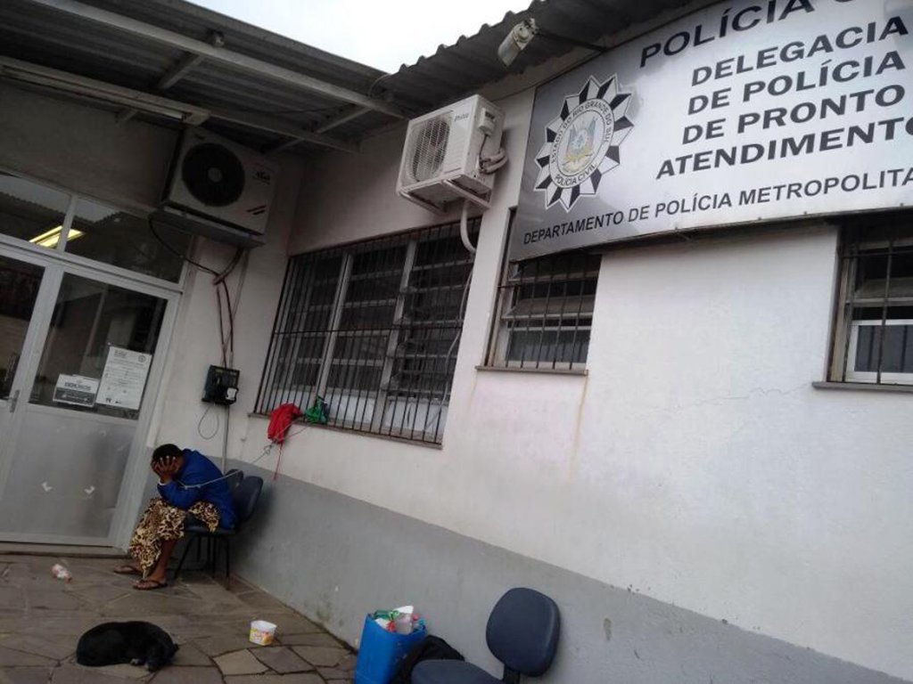 O problema da falta de vagas em penitenciárias e da superlotação das carceragens das delegacias de polícia prossegue no Rio Grande do Sul; um homem detido ainda no sábado era mantido amarrado por um cabo de aço, que conectava as algemas a uma janela, do lado de fora da Delegacia de Polícia de Pronto Atendimento (DPPA) de Alvorada; de acordo com a Polícia Civil, a delegacia possui duas celas, que já estavam ocupadas por duas pessoas cada – o limite máximo do local -, o que levou os servidores a colocarem o homem sentado do lado de fora da delegacia e amarrado pelo cabo de aço; ele está sendo custodiado por um policial militar