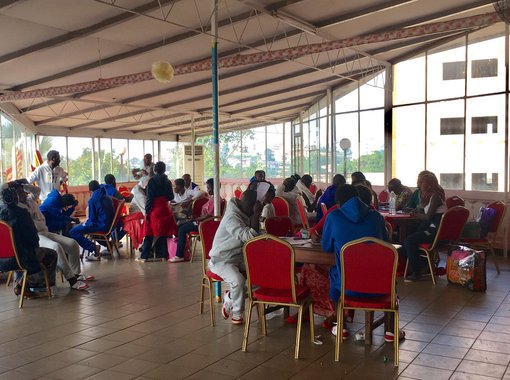 Cerca de 470 imigrantes foram resgatados neste sábado 25 enquanto viajavam a bordo de embarcações no Mediterrâneo Central; foram realizadas cinco operações de salvamento em águas internacionais diante do litoral da Líbia; neste domingo 26, uma outra tragédia no litoral líbio matou mais de 30 pessoas, após o naufrágio de duas embarcações precárias