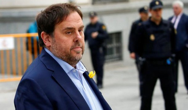 Ex-vice-presidente da Catalunha Oriol Junqueras, o ex-membro do gabinete catalão Joaquim Forn e dois líderes dos grupos civis Assembleia Nacional Catalã (ANC) e Omnium Cultural, que enfrentam acusações de insubordinação, tiveram a fiança negada; seis outros membros destituídos do gabinete catalão, detidos enquanto aguardavam julgamento sobre o papel que desempenharam em uma declaração unilateral de independência pelo então governo da Catalunha no dia 27 de outubro, tiveram a fiança definida em 100 mil euros
