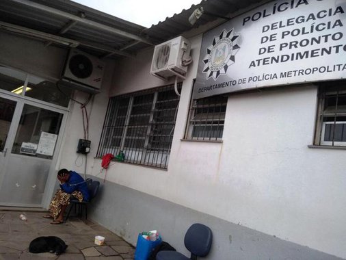 O problema da falta de vagas em penitenciárias e da superlotação das carceragens das delegacias de polícia prossegue no Rio Grande do Sul; um homem detido ainda no sábado era mantido amarrado por um cabo de aço, que conectava as algemas a uma janela, do lado de fora da Delegacia de Polícia de Pronto Atendimento (DPPA) de Alvorada; de acordo com a Polícia Civil, a delegacia possui duas celas, que já estavam ocupadas por duas pessoas cada – o limite máximo do local -, o que levou os servidores a colocarem o homem sentado do lado de fora da delegacia e amarrado pelo cabo de aço; ele está sendo custodiado por um policial militar