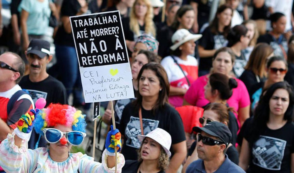 A remarcação para o próximo mês de fevereiro é, tão somente, para enganar a eles próprios e ao mercado financeiro internacional, pois, não passará. Parabéns à classe trabalhadora brasileira. O adiamento da Reforma Previdenciária é uma vitória nossa!