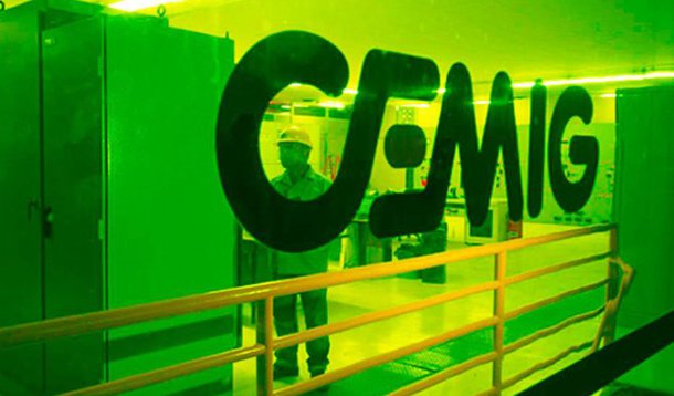 A Cemig deve garantir parte do 13º salário dos servidores estaduais de Minas com R$ 588 milhões, valor que fez o lucro da empresa cair; o governo precisa de aproximadamente R$ 3 bilhões para quitar a folha de pagamento; a concessionária aderiu ao plano de regularização de créditos tributários do Estado, que tem participação de 17% nas ações da empresa, e ganhou 95% de desconto em juros e multas para débitos fiscais atrasados