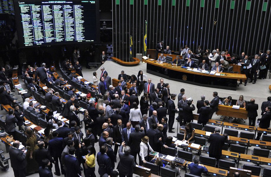 A bancada de Minas Gerais no Congresso Nacional solicitou R$ 857,9 milhões em emendas desde o início do ano, mas o governo Michel Temer pagou apenas R$ 122,5 milhões, que mesmo sendo apenas 15% do valor pleiteado, é fundamental para os parlamentares destinaram dinheiro para suas bases e manterem os nomes em evidência a um ano da eleição de 2018; a liberação dos recursos foi maior entre os meses de junho e julho, período no qual a Câmara dos Deputados analisava a denúncia contra o peemedebista, o primeiro presidente denunciado por corrupção na história do País; com R$ 6,7 milhões de emendas pagas, o deputado federal Marcus Pestana (PSDB-MG), é o líder entre os parlamentares mineiros