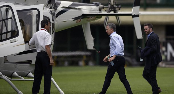 Em meio de ventos fortes e uma tempestade de granizo, a aeronave teve que fazer um pouso em um campo, na metade do caminho entre Mar del Plata e a residência de Chapadmalal. Pilotos suspeitaram de uma falha mecânica, informou o Clarín