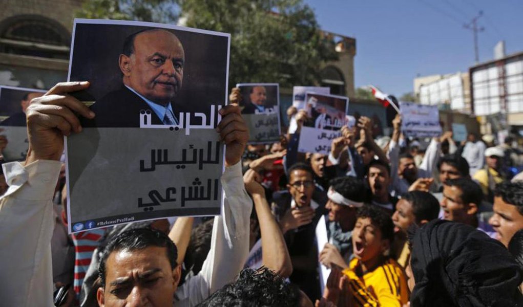 Combatentes do movimento armado iemenita Houthi explodiram a casa do ex-presidente do país Ali Abdullah Saleh no centro da capital Sanaa; paradeiro de Saleh permanece desconhecido enquanto seus partidários perderam terreno no sexto dia de intenso combate urbano com o grupo alinhado com o Irã