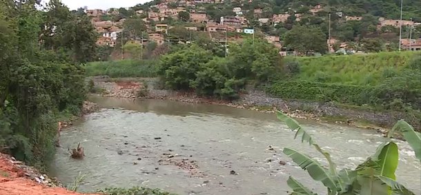 O secretário de obras públicas de Belo Horizonte, Josué Valadão, anunciou obras para resolver os problemas causadas pela chuva na cidade; uma delas, orçada em R$ 230 milhões, é aumentar a galeria do Córrego Pampulha, debaixo da Cristiano Machado, com o objetivo de evitar o alagamento da avenida; a licitação será lançada em fevereiro; de acordo com o titular da pasta, os trabalhos devem começar no primeiro semestre do próximo ano e devem demorar cerca de dois anos