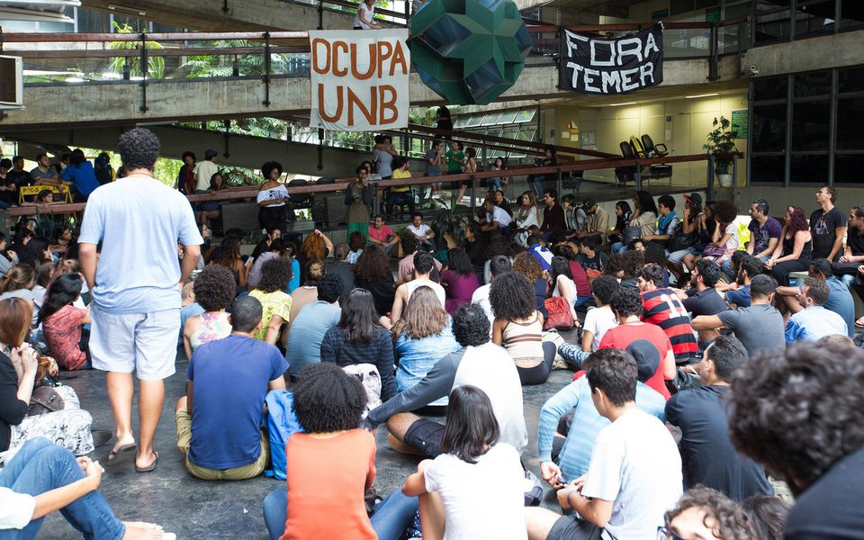 A crise brasileira se espalha e atinge com força as universidades públicas, especialmente naquelas onde importantes pesquisas são desenvolvidas; na Universidade de Brasília (UnB), uma das mais conceituadas do país, novas pesquisas estão paradas por falta de recursos e indefinição quanto a continuidade de repasse de dinheiro e até mesmo pesquisas já em andamento sofrem com atrasos em pagamentos de bolsas e falta de material