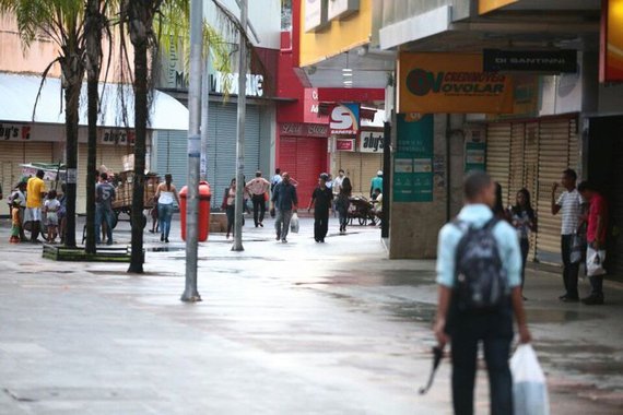 O volume do setor de serviços teve uma queda de 5,9% em Alagoas na passagem de julho para agosto, de acordo com a Pesquisa Mensal de Serviços (PMS), divulgada pelo Instituto Brasileiro de Geografia e Estatística (IBGE); o recuo no estado é o maior do país; no Brasil, a queda foi de 1% no mesmo período e o segundo recuo consecutivo do indicador, que já tinha registrado redução de 0,8% na passagem de junho para julho