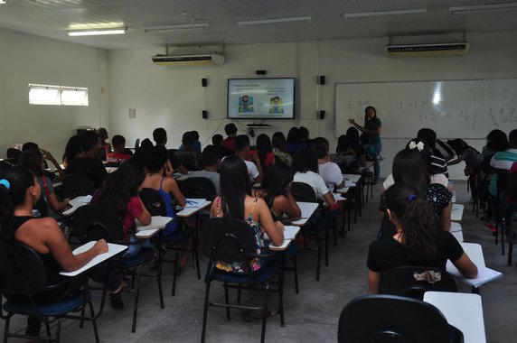 De acordo com Instituto Nacional de Estudos e Estatísticas Educacionais Anísio Teixeira (Inep), o Censo da Educação Superior de 2016 aponta que, em Alagoas, o número de matrículas presenciais chegou a 77.738 no ano passado - que deixou o estado na 7ª colocação entre os que têm menor número de alunos no ensino superior; Cens é realizado anualmente pelo Inep e se configura em um importante instrumento de obtenção de dados para a geração de informações que subsidiam a formulação, o monitoramento e a avaliação das políticas públicas
