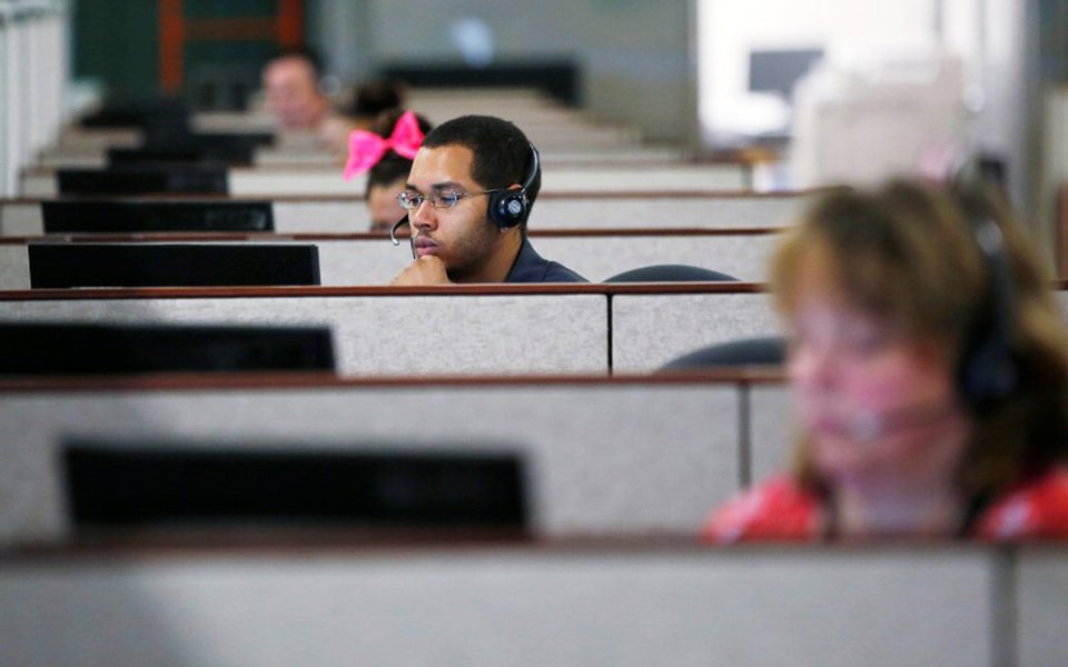 O volume do setor de serviços do Brasil cresceu 1,3 por cento em junho em relação a maio e teve queda de 3,0 por cento na comparação com o mesmo mês do ano anterior, informou o Instituto Brasileiro de Geografia e Estatística (IBGE) nesta quarta-feira