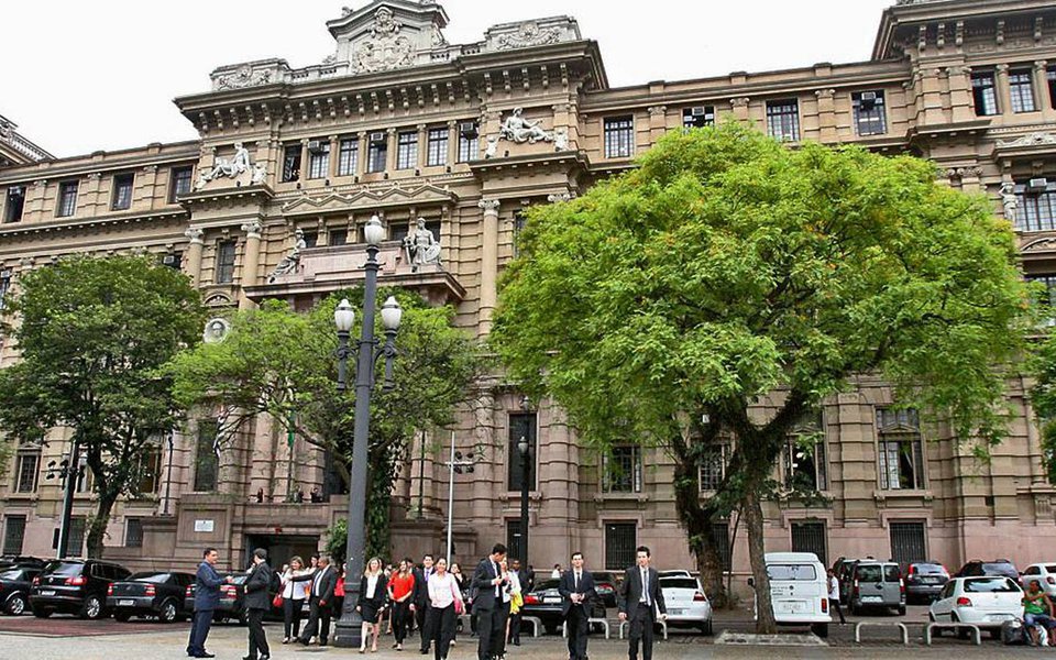 Tribunal de Justiça de São Paulo vem pagando salários para 12 magistrados que foram afastados por irregularidades administrativas e até mesmo após um deles ser condenado por homicídio ao longo dos últimos 25 anos; somente em julho, o TJ-SP pagou R$ 307,4 mil em salários para estes magistrados; segundo o Tribunal, a "disponibilidade" -quando o juiz punido é afastado da função - é uma das penas aplicadas pelo Judiciário e tem a aposentadoria compulsória como a pena mais alta