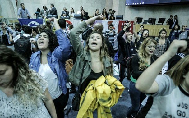 Estudantes e ativistas culturais fizeram vigília na madrugada e mantiveram a ocupação da Câmara de Vereadores de São Paulo iniciada nesta quarta-feira (9); manifestantes pedem plebiscito sobre o pacote de privatizações de espaços públicos anunciado pelo prefeito João Doria (PSDB), além da revisão de medidas que limitaram o uso do passe estudantil; nesta quarta, a Guarda Civil Metropolitana tentou acabar com o ato fazendo uso de gás lacrimogênio