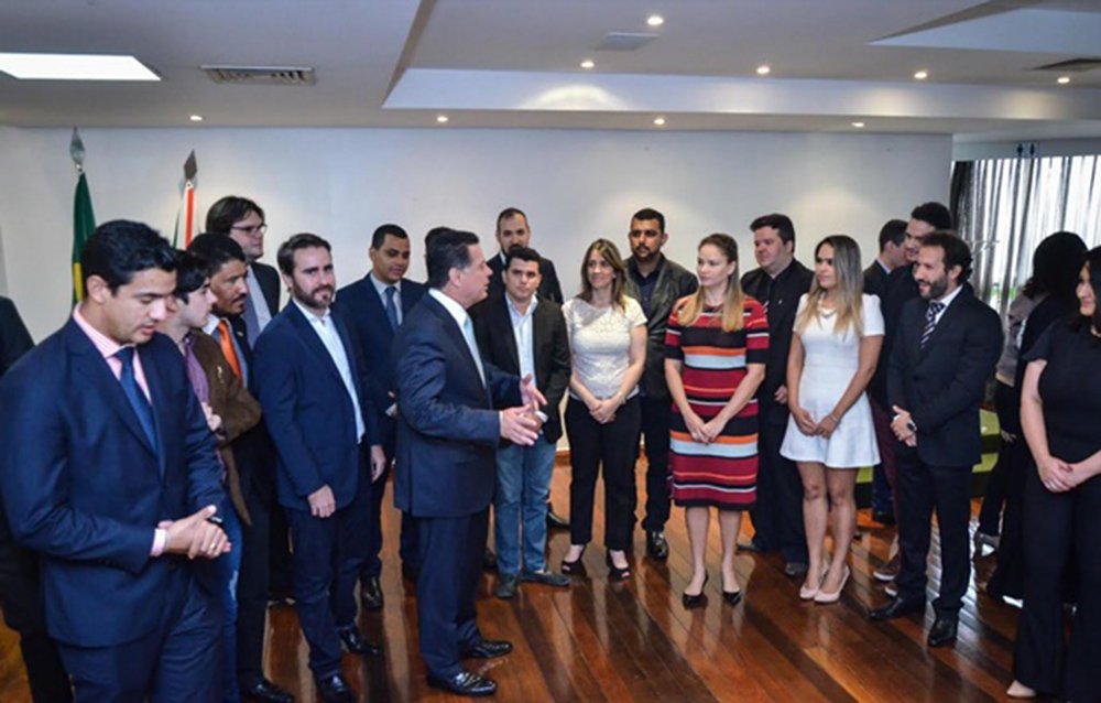 Governador Marconi Perillo se reuniu com representantes da Federação das Associações dos Jovens Empresários e Empreendedores do Estado de Goiás (Faje); Marconi disse ter ficado impressionado com o interesse da Faje e da Associação  dos Jovens Empresários (AJE) de Goiás pela formulação de políticas de empreendedorismo para jovens e a contribuição das duas entidades para as políticas públicas de desenvolvimento; chefe do executivo afirmou que o governo “está aberto a cabeças novas”, porque é importante a continuidade do trabalho de renovação do governo, com a participação de pessoas que pensem “de forma equilibrada o Brasil que a gente quer, sem qualquer tipo de viés ideológico, mas um viés que seja do desenvolvimento”