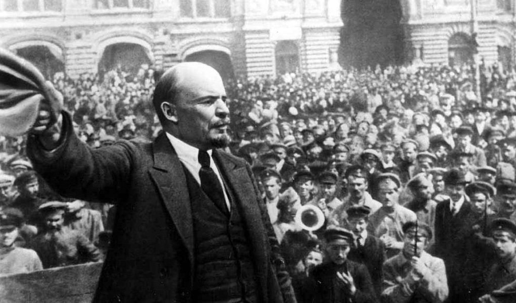 Ensaio sobre os 100 anos da revolução soviética, escrito pelo jornalista e secretário de Política e Relações Internacionais do Partido Comunista do Brasil (PCdoB), José Reinaldo Carvalho, serviu como base para sua intervenção no dia 2 de novembro durante o Encontro Internacional de Partido Comunistas e Operários (EIPCO), que está ocorrendo em São Petersburgo e Moscou, com a presença de 103 organizações revolucionárias; leia uma versão resumida, publicada no site Resistência