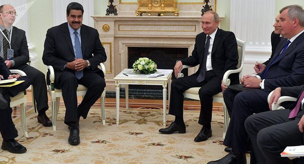 O analista de assuntos internacionais Basem Tajeldine e o jornalista venezuelano Jordán Rodríguez avaliaram a importância da reunião entre Maduro e o presidente Vladimir Putin na Rússia, em um contexto em que os EUA impõe sanções a ambas as nações; "O que se revelou na reunião entre os líderes é a continuação da política do comandante Hugo Chávez, quando nos convidou a ver a Rússia e os países do BRIC como um aliado próximo. É uma postura que a Maduro coube viver como chanceler e continuar como presidente", disse à Sputnik Mundo o jornalista Jordán Rodríguez