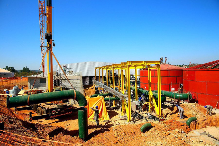 O presidente da Caesb, Maurício Luduvice, afirmou que, no fim da próxima semana, a Companhia de Saneamento do Distrito Federal (Caesb) vai começar a fazer os primeiros testes na obra emergencial de captação de água do Lago Parano; "Vamos ver se não tem vazamento, checar reaperto, ver se a estrutura está estanque, avaliar o funcionamento dos equipamentos, por exemplo", disse Luduvice; a estrutura vai sair por R$ 42 milhões aos cofres públicos