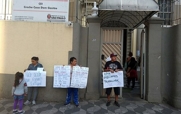 Mães e pais dos alunos do Centro Municipal de Educação Infantil (Cemei) Dom Gastão protestaram nesta sexta-feira (22) contra o fim do horário integral para a educação infantil na escola em 2018; as crianças serão transferidas para unidades a cerca de dois quilômetros da atual escola; no último dia 14, as três escolas da Diretoria Regional de Ensino do Ipiranga foram notificadas que não teriam mais aulas em período integral no próximo ano
