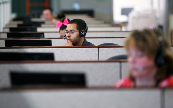 O volume do setor de serviços do Brasil cresceu 1,3 por cento em junho em relação a maio e teve queda de 3,0 por cento na comparação com o mesmo mês do ano anterior, informou o Instituto Brasileiro de Geografia e Estatística (IBGE) nesta quarta-feira