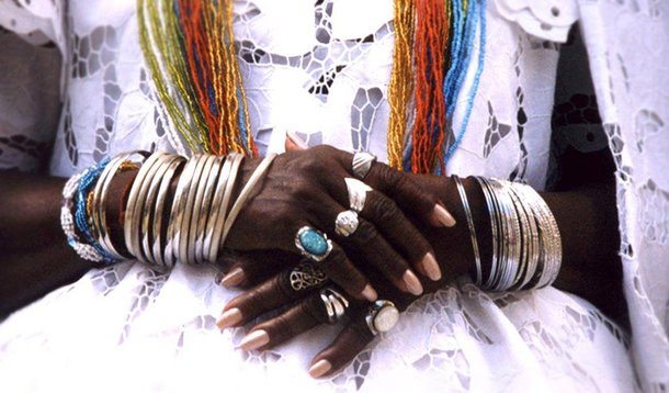 Em Nova Iguaçu, candomblecista de 65 anos foi agredida a pedradas na última sexta-feira (18);  Maria Cerqueira da Slva passava pela rua quando ouviu uma vizinha, que reiteradamente lhe dirige ofensas, dizer “lá vem essa velha macumbeira. Hoje eu acabo com ela”; Maria foi tirar satisfações e a vizinha pegou uma pedra no chão e arremessou contra a idosa