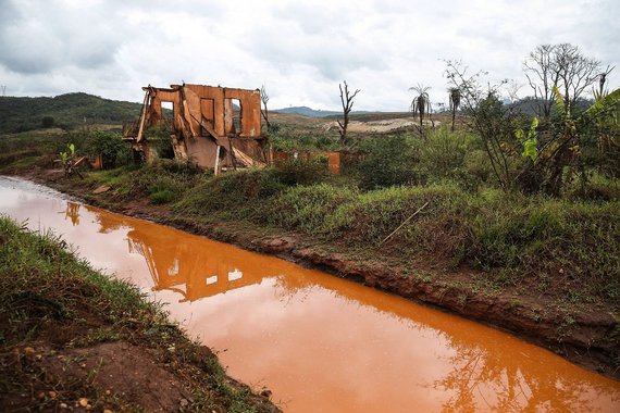 Em coletiva de imprensa neste sábado (4), a Comissão de Atingidos da Barragem de Fundão e promotores do Ministério Público de Minas Gerais denunciaram que o projeto de reassentamento feito pela Fundação Renova, financiada pela empresa Samarco, prevê a reconstrução dos imóveis em área de risco. Na última quarta-feira, o Ministério Público entrou com uma nova ação para garantir o reassentamento e a participação dos atingidos nos projetos