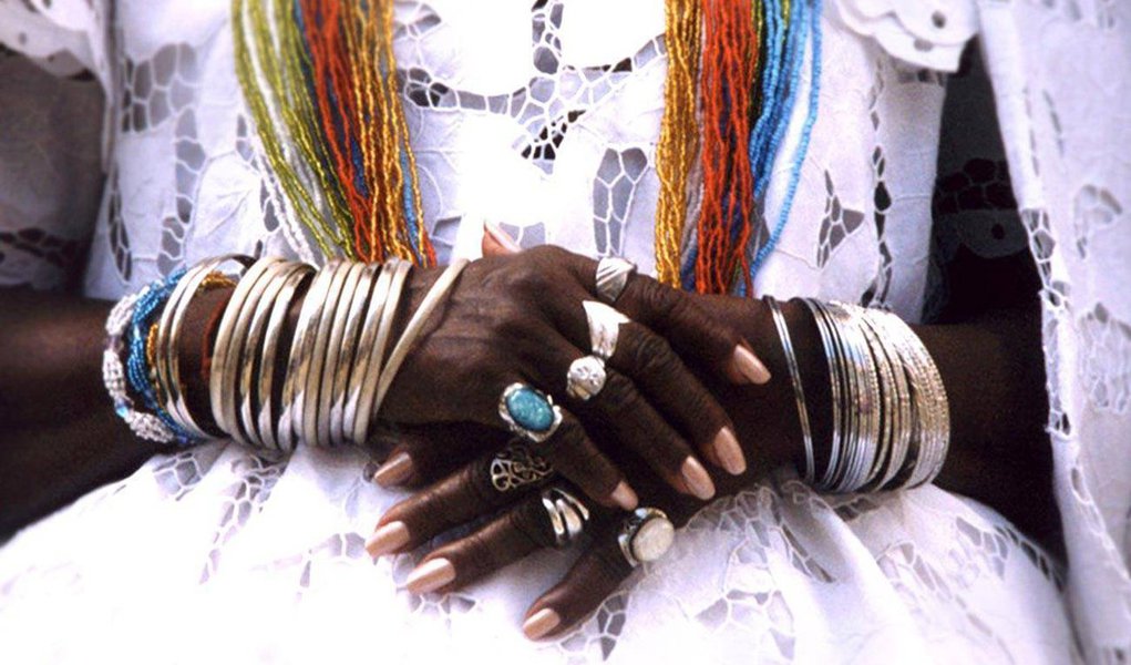 Em Nova Iguaçu, candomblecista de 65 anos foi agredida a pedradas na última sexta-feira (18);  Maria Cerqueira da Slva passava pela rua quando ouviu uma vizinha, que reiteradamente lhe dirige ofensas, dizer “lá vem essa velha macumbeira. Hoje eu acabo com ela”; Maria foi tirar satisfações e a vizinha pegou uma pedra no chão e arremessou contra a idosa