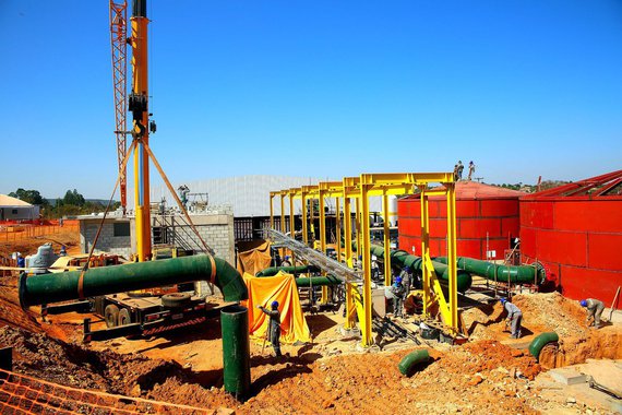 O presidente da Caesb, Maurício Luduvice, afirmou que, no fim da próxima semana, a Companhia de Saneamento do Distrito Federal (Caesb) vai começar a fazer os primeiros testes na obra emergencial de captação de água do Lago Parano; "Vamos ver se não tem vazamento, checar reaperto, ver se a estrutura está estanque, avaliar o funcionamento dos equipamentos, por exemplo", disse Luduvice; a estrutura vai sair por R$ 42 milhões aos cofres públicos