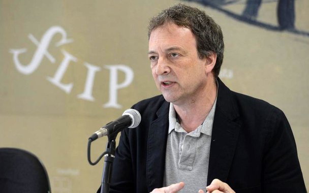 O jornalista e escritor inglês Misha Glenny, autor do livro "O dono do Morro - Um homem e a batalha pelo Rio", sobre o traficante e ex-líder da Rocinha Antônio Bonfim Lopes, o Nem, disse que a nova ocupação da favela pelo Exército não resolve o problema da criminalidade e das drogas no Rio de Janeiro; para ele, o Brasil tem uma enorme resistência em descriminalizar drogas para uso pessoal, como tem ocorrido no México, na Colômbia, na Argentina e no Uruguai; "A menos que haja uma reforma na legislação em relação às drogas, é muito difícil visualizar uma diminuição na taxa de homicídios no Brasil, que é extremamente grande, 60 mil por ano, comparável à de uma guerra civil"