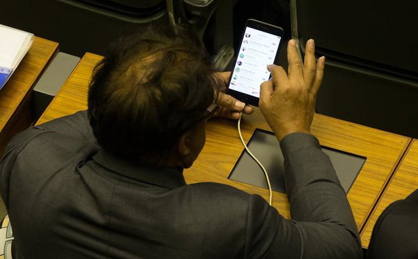 Quando perguntado se iria processar o fotógrafo por ter feito o registro de suas conversas pouco republicanas ao longo da sessão de ontem na Câmara, o deputado Wladimir Costa (SD-PA), mentiu: o parlamentar disse que aquilo estava combinado e que havia pago R$500 ao fotógrafo; “Excelência, deixe de ser mentiroso. Eu jamais faria um serviço fotográfico desses, ainda mais para um deputado golpista, machão e bufão como você”, disse o fotógrafo 