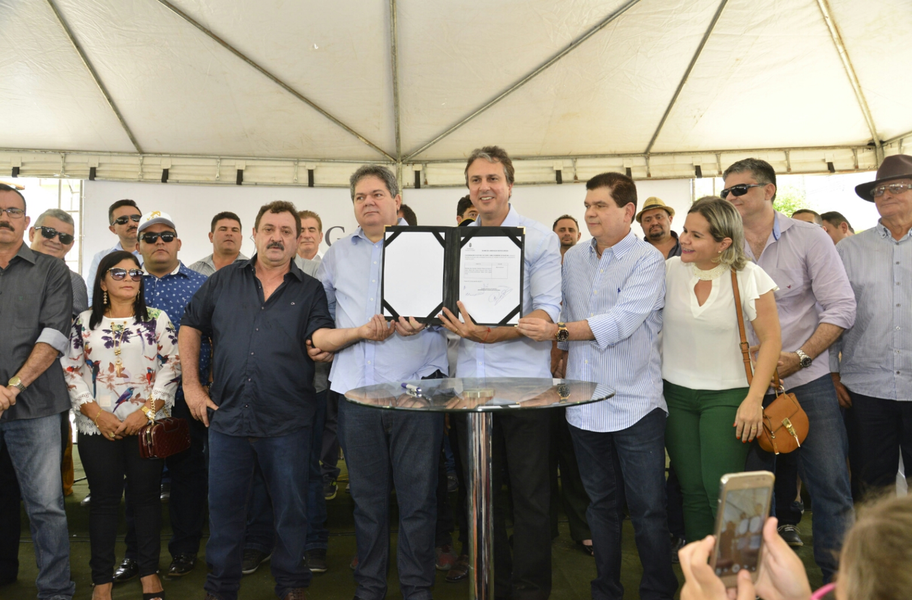 No município de Pereiro na manhã desta sexta (29), o governador Camilo Santana (PT) anunciou investimentos de mais de R$ 2 milhões em obras de infraestrutura, saúde e educação. O chefe do Executivo assinou o convênio da urbanização do Parque da Lagoa e os termos de liberação de verbas para a reforma das unidades estudantis, para obras de calçamento e para a compra de remédios para o hospital municipal