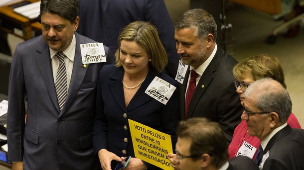 Tatuagem feita e mostrada pelo deputado Wladimir Costa (SD-PA) em homenagem a Michel Temer rendeu uma brincadeira em tom de protesto por parte de parlamentares do PT, durante a votação da denúncia contra Temer na Câmara; líder do partido, deputado Carlos Zarattini (SP), deputada Maria do Rosário (RS), deputado Paulo Pimenta (RS), senadora Gleisi Hoffmann (PR) e outros parlamentares petistas apareceram no plenário com adesivos de “tatuagem” com a frase “Fora, Temer” colados nos ombros